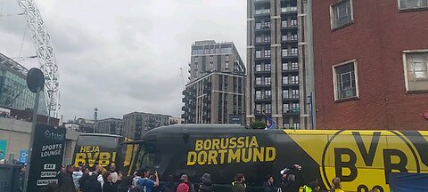 wembley stadium -Dortmund arrival with fans