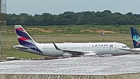 Airbus A320 PR-TYA faz seu pushback antes de decolar de Manaus para Fortaleza