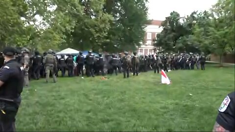 Police break up encampment of anti-Gaza war protesters at university of Virginia.