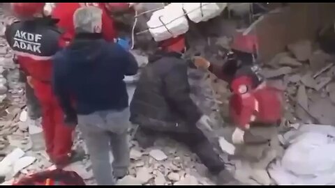 Debris falls on rescuers in Turkey's Hatay #turkey #earthquake