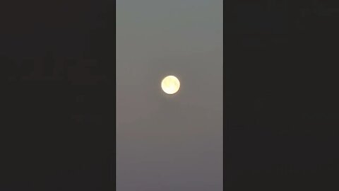 Presunto globo en los cielos de Londres UK pero se confirma de que realmente es la Luna