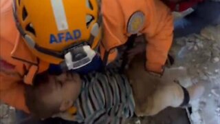 Incrível: Bebê de 2 anos é resgatado 3 dias após terremoto na Turquia; VEJA VÍDEO