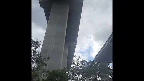 ESQUELETO DO RODOANEL NORTE COM LIXO E MATO EM VOLTA DO CAMINHO TRECHO ABANDONADO