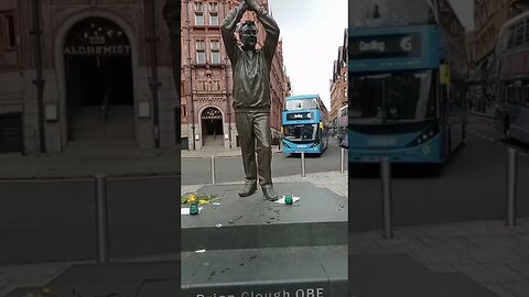 Brian Clough OBE #Nottingham Statue 🌲 #Shorts #NottinghamForest #FootballManager ⚽⛅