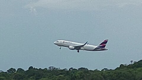 Airbus A320 PR-TYA taxia e decola de Manaus para Fortaleza