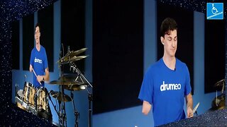 Homem toca bateria com uma mão Drum