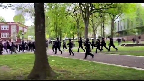 Police seen charging into Portland State University May 2, 2024