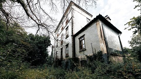 Abandoned Killers Mansion Left Forgotten And Haunted HIDDEN IN THE MIDDLE OF NOWHERE