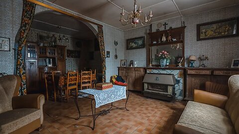 Abandoned Ever Lasting Old Couples Home Filled With Antiques