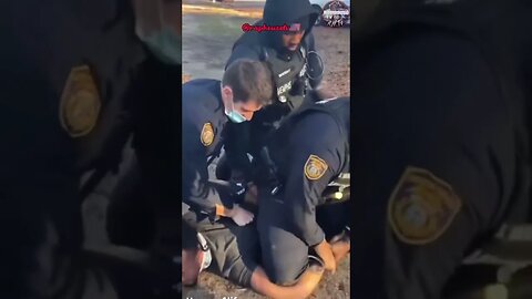 NSFW ⚠️: Memphis police are seen Showing police Brutality to suspect Detained.😤