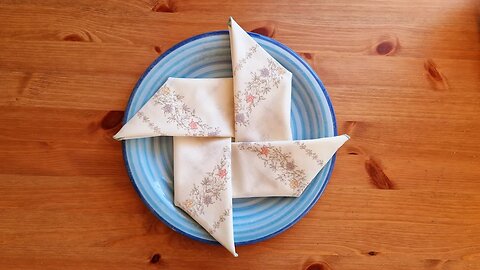 Napkin folding - how to fold a pinwheel