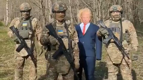 Ukrajinští vojáci s polským přízvukem upálili figurínu Donalda Trumpa! Provokace?