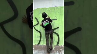 GRAFFITI ARTIST RUNS UP THE SKATE RAMP TO MAKE A THROWIE #graffiti #graffitiart #shorts