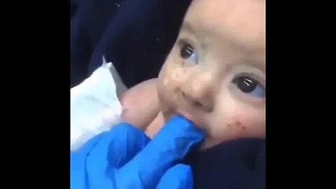 مشهد مؤلم و عظيم من احد الاطفال بعد انقاذه من الزلزال زلزال تركيه و سوريه