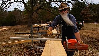 Using an Alaskan Mill to Cut Floor Joist - Dovetail Log Cabin Build, (Ep 7)