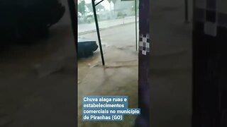 Chuva alaga ruas e estabelecimentos comerciais no município de Piranhas (GO) #noticias #jornalismo