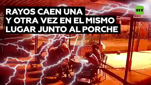 Caen varios rayos cerca de una familia que descansaba en su porche