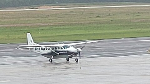 Cessna 208B Grand Caravan PT-MEA pousa em Manaus vindo de Manicoré