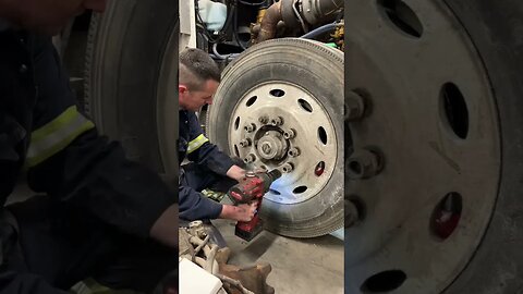 Install steering tire for semi trucks #tires #tire #semitruck