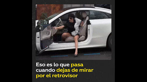 Estaba tan preocupada de salir bien en el video, que su coche paga las consecuencias