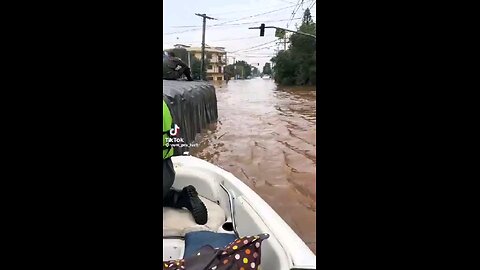 GRAVE: Civis salvam militares que não queriam se molhar no Rio Grande do Sul.