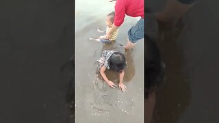 Anak Lucu Mandi di Laut #lucu #shorts #viral