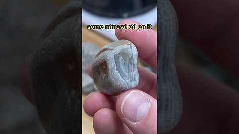 Exposing beautiful agate bands with mineral oil!