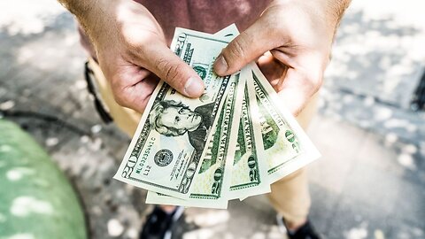 Men consider themselves better money-savers than women