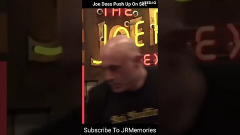 Joe Rogan Gets on the floor and does Pushup's 🤣