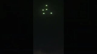 UFO Sighting 🛸 A group of people capture luminous objects changes in direction #UAP (United States)