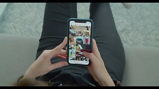 lviv ucrânia, 5 de março de 2020, garota parece página do instagram no celular mulher navegando