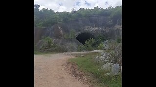 TUNEIS ASSOMBRADOS DO RODOANEL NORTE TRILHA CERCADA DE MATO E RESTOS DE OBRA E PEDRAS GRANDES NO CA