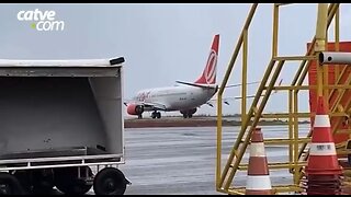 Aviões são arrastados pelo vento em aeroporto no Paraná
