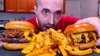 ASMR CHILI CHEESE BURGER AND FRIES ! MESSY MUKBANG 먹방 #shorts