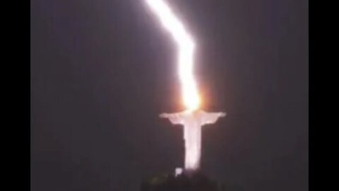 Lightning Strikes Christ The Redeemer Statue in Brazil!