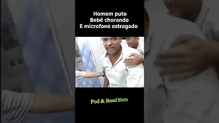 Homem puto, bebê chorando e microfone estragado