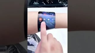 An interesting feature of Samsung displays is that they can be bent as you like and even cut
