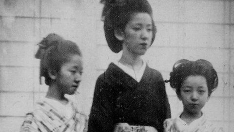 Japanese people 100 years ago 3: Girls babysitting *Caution! A child with sores on her body