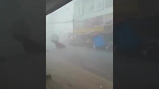 chuva arrasta tenda em Goiás na 44