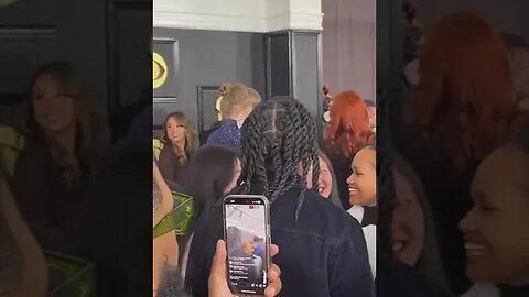 Stonebwoy interacting With Taylor Swift at The Grammys