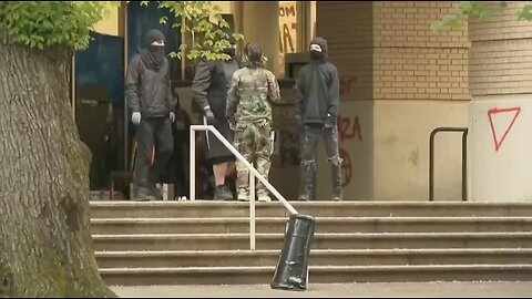 ANTIFA BLOCKS LIBRARY ENTRANCE🥷🏨🚧⛔️🚶‍♀️AT PORTLAND STATE UNIVERSITY🏨🥷🚫🚶‍♂️💫