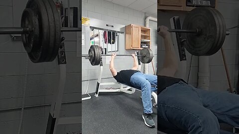 365lbs Raw Bench at the end of the work out, Crazy 🤪 old man