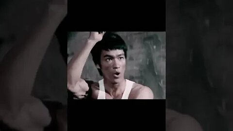 مقطع من فيلم طريق التنين يستخدم فيه بروس لي الننشاكو في القتال