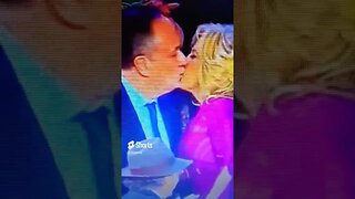 ESPOSA DE BIDEN METE CHIFRE E BEIJA MARIDO DA VICE KAMALA?! #shorts #kiss #biden #wife #kamala