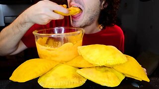 ASMR CHEESY BEEF AND SPICY CHICKEN PATTIES ! NYC JAMAICAN FEAST * MUKBANG NO TALKING * | NOMNOM