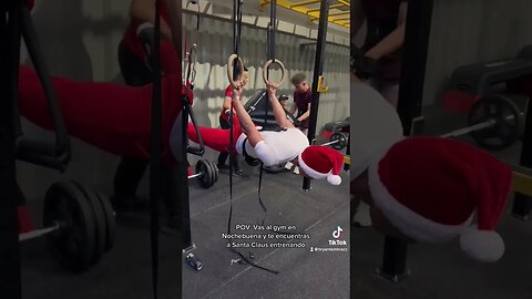POV: Vas al Gym en Navidad y Encuentras a Santa Claus Entrenando 🎄