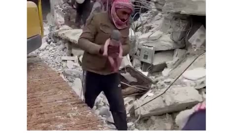 Mother gives birth under rubble in Syria