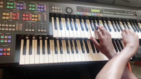 Playing an Organ instrument with hands crossing over!