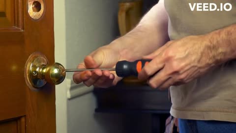 How to Pick a Lock With a Bobby Pin