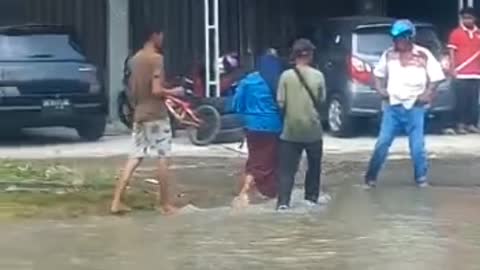 Woman Falls From Motorbike When Road is Flooded | Aceh Flood
